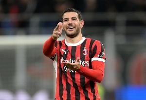 记者：预计特奥明天接受利雅得新月体检，准备正式签约