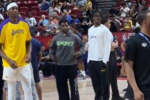 谁家小孩😂赛前热身布朗尼穿便装 他和克内克特等球员今天缺阵