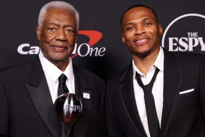 术后俩月了😣威斯布鲁克出席ESPY颁奖典礼 右手肿胀&关节起包！