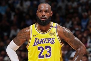 美记：艾顿和斯玛特状态待定&老詹又老1岁&失去DFS 湖人下季更糟