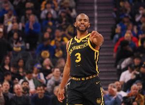 🚨保罗20年生涯一共打了40场替补 全给了勇士