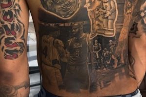 🫨贴身保存！卡里克-琼斯把与詹姆斯奥运交手的合影纹在了后背