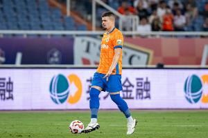 东体谈泰山换外援：改打三后卫后，外援中卫需要更出色的出球能力