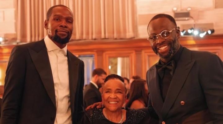 哥俩好😄杜兰特追梦一同参加美女记者婚礼 俩人微笑合影