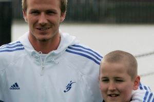 欧足联社媒晒小贝与凯恩昔日合照：当11岁的凯恩见到贝克汉姆