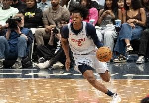 卡林顿观摩詹姆斯训练：我站着如喽啰😂下次带我一起练呗？