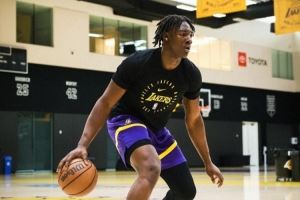 未来可期🤯湖人官推晒阿杜-蒂耶罗训练照：新秀在投入训练