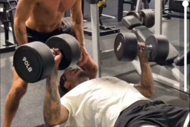 💪NBA球员的力量！杰伦-格林用90磅哑铃做平板卧推！