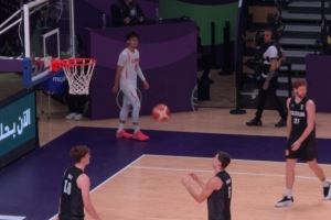 继续打！赵睿上半场最后时刻膝盖受伤 下半场继续首发出战