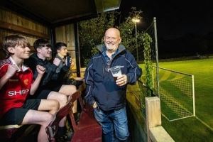 大爷真会享受！英国一65岁球迷花5000镑，在自家花园建观赛包厢