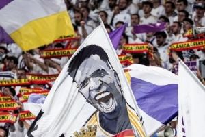 维尼修斯社媒晒照预热国家德比：我们明天见，享受比赛吧！