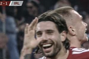 天堂→地狱...匈牙利2-1领先时索博肆意庆祝，最后球队被绝杀